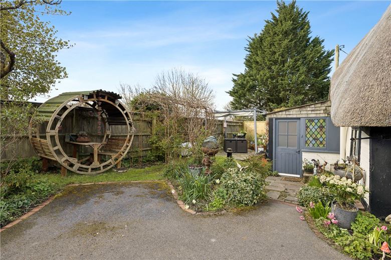 3 bedroom cottage, High Street, Burbage SN8 - Available