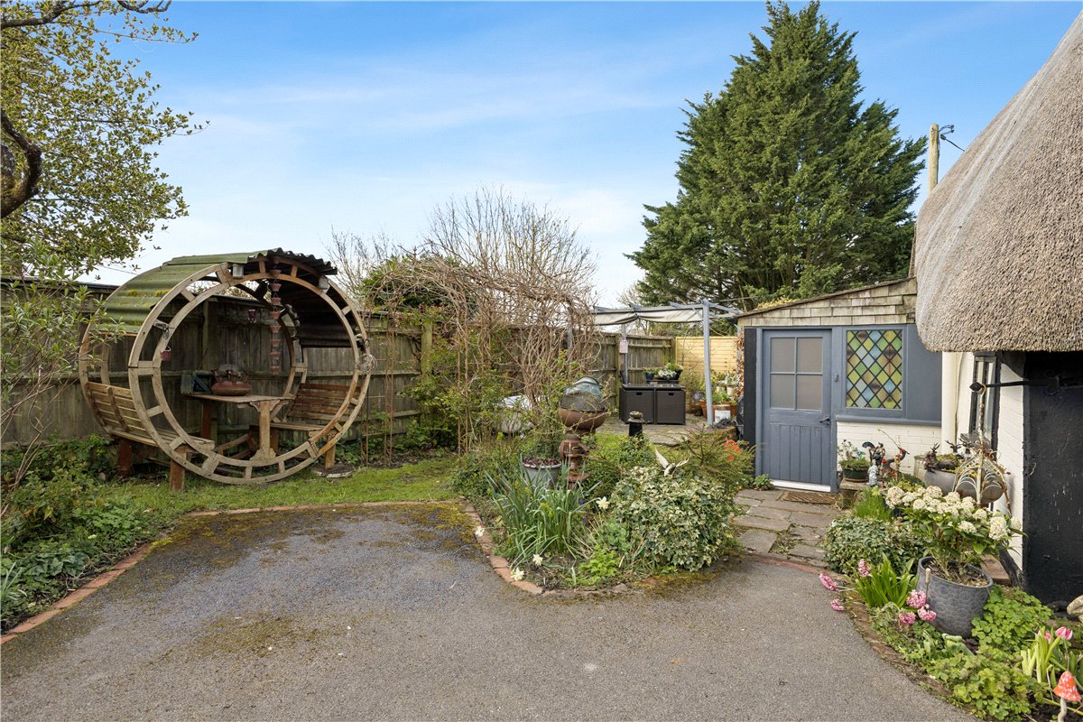 3 bedroom cottage, High Street, Burbage SN8 - Available