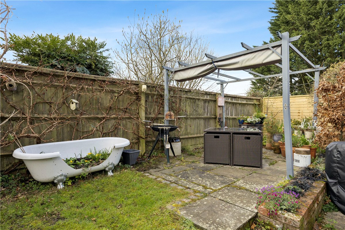 3 bedroom cottage, High Street, Burbage SN8 - Available