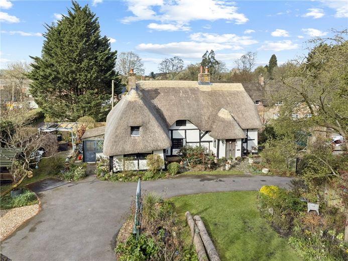 3 bedroom cottage, High Street, Burbage SN8 - Available