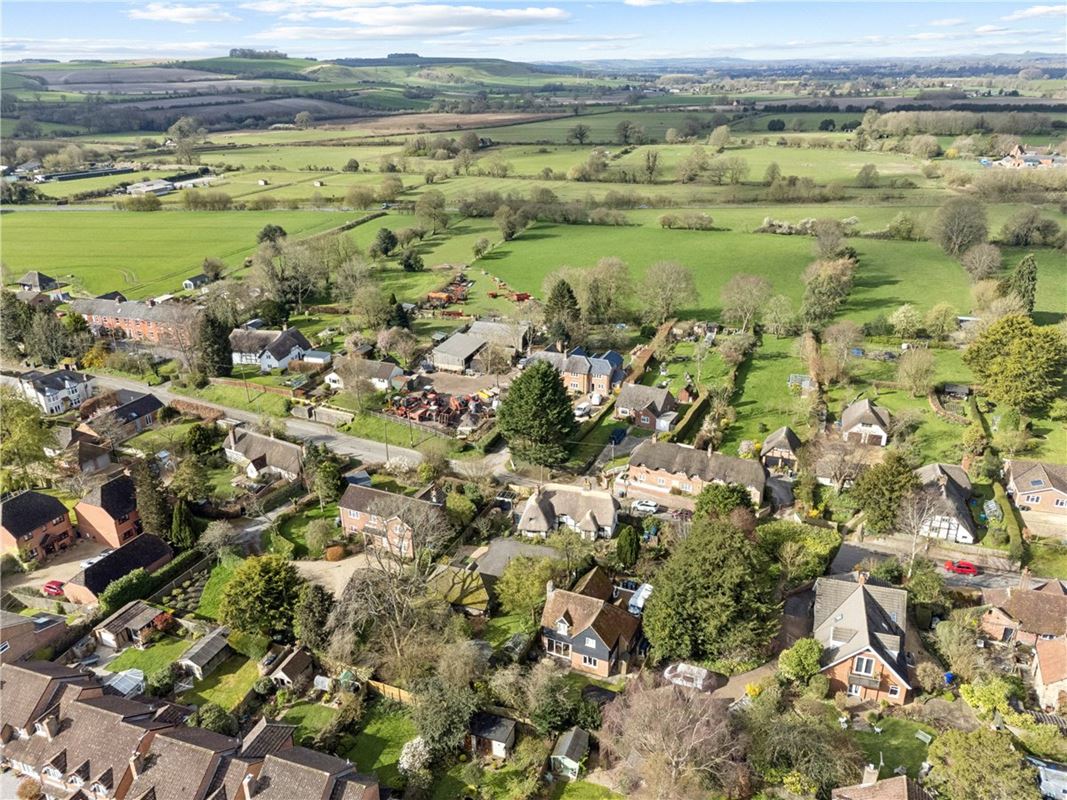 3 bedroom cottage, High Street, Burbage SN8 - Available