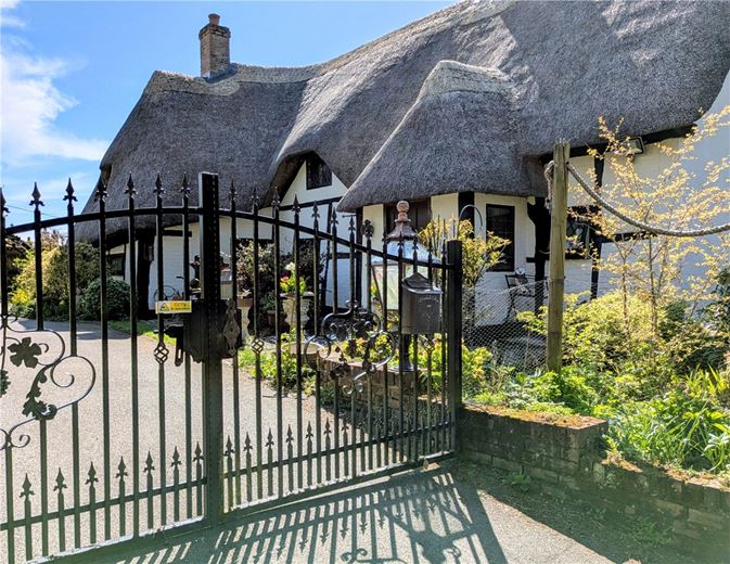 3 bedroom house, High Street, Burbage SN8 - Available