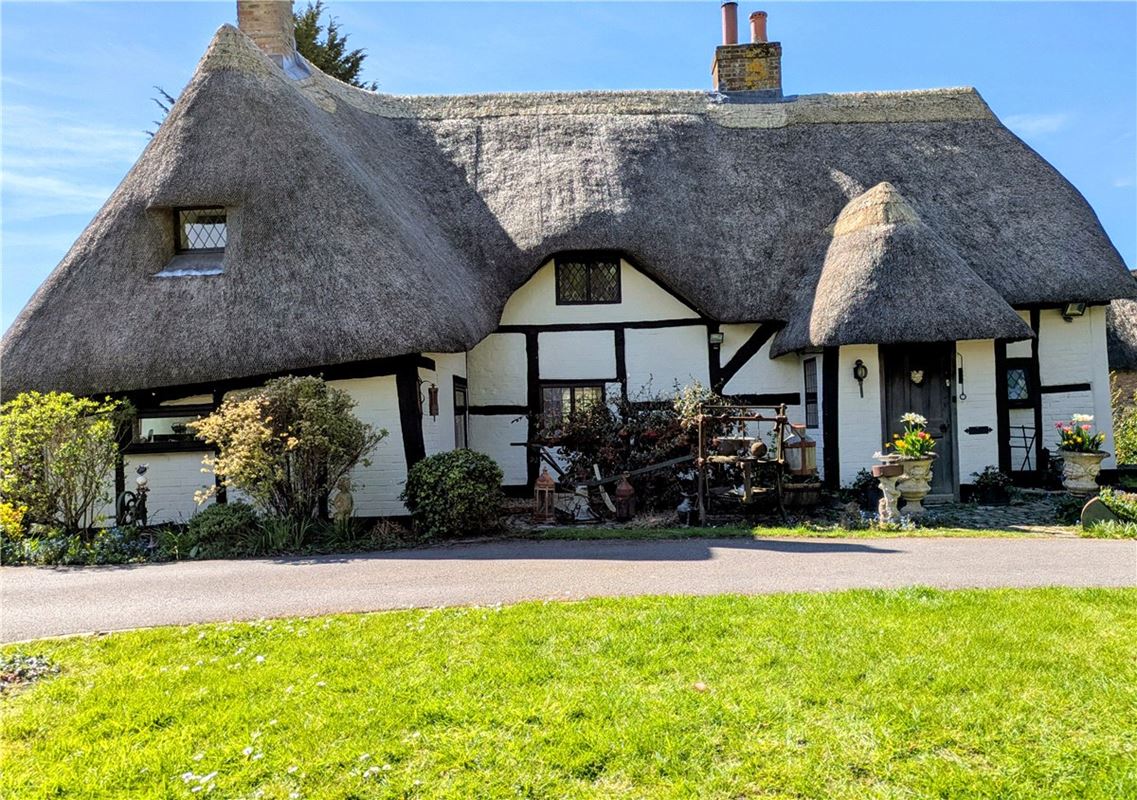 3 bedroom house, High Street, Burbage SN8 - Available