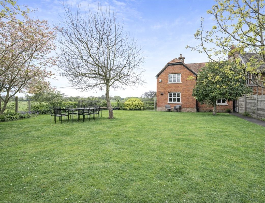 3 bedroom cottage, Dragon Lane, Manningford Bruce SN9 - Available