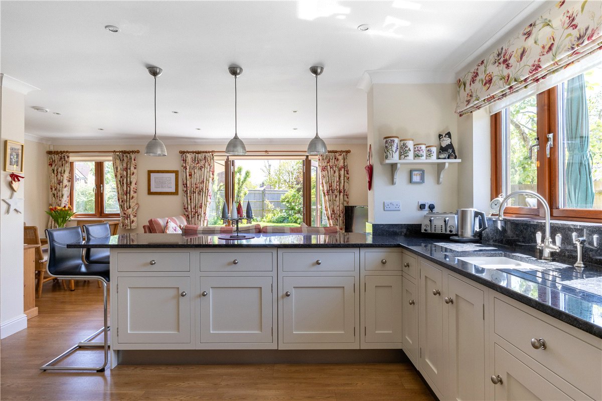 5 bedroom house, Grafton Place, East Grafton SN8 - Available