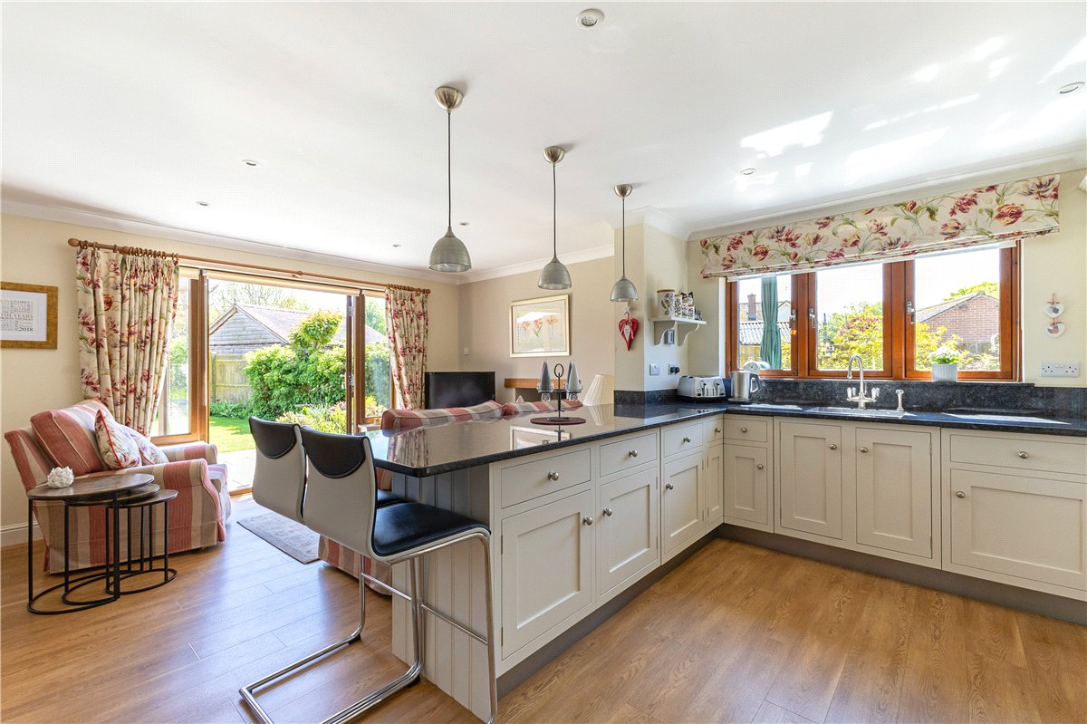 5 bedroom house, Grafton Place, East Grafton SN8 - Available