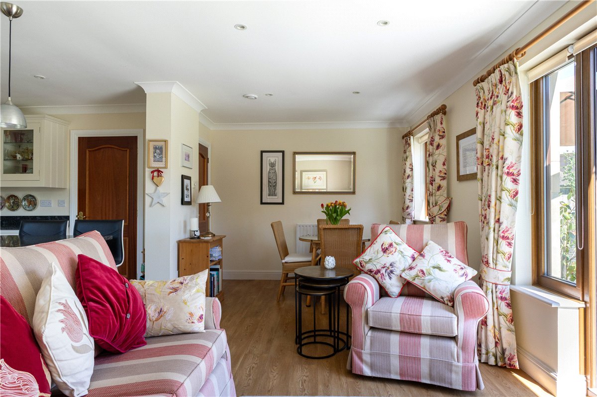 5 bedroom house, Grafton Place, East Grafton SN8 - Available