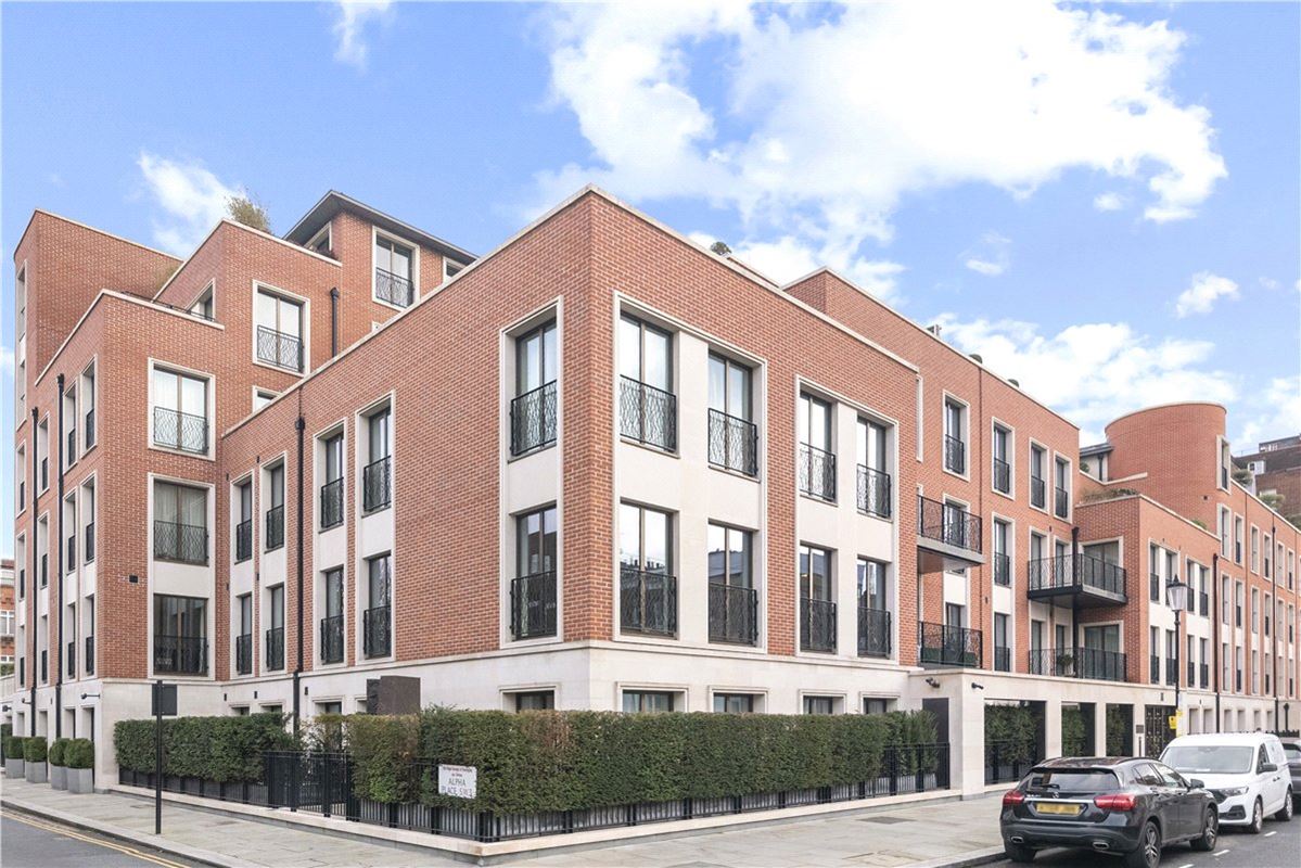 4 bedroom flat, Chelsea Manor Street, Chelsea SW3 - Available