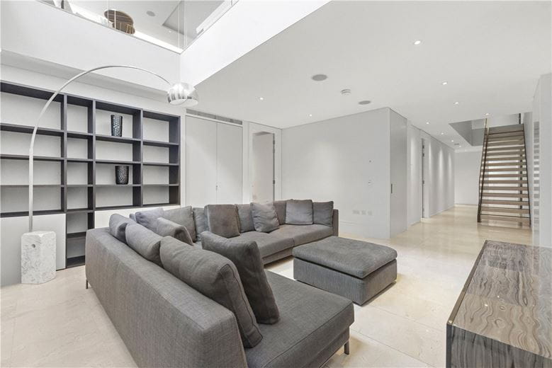 4 bedroom flat, Chelsea Manor Street, Chelsea SW3 - Available