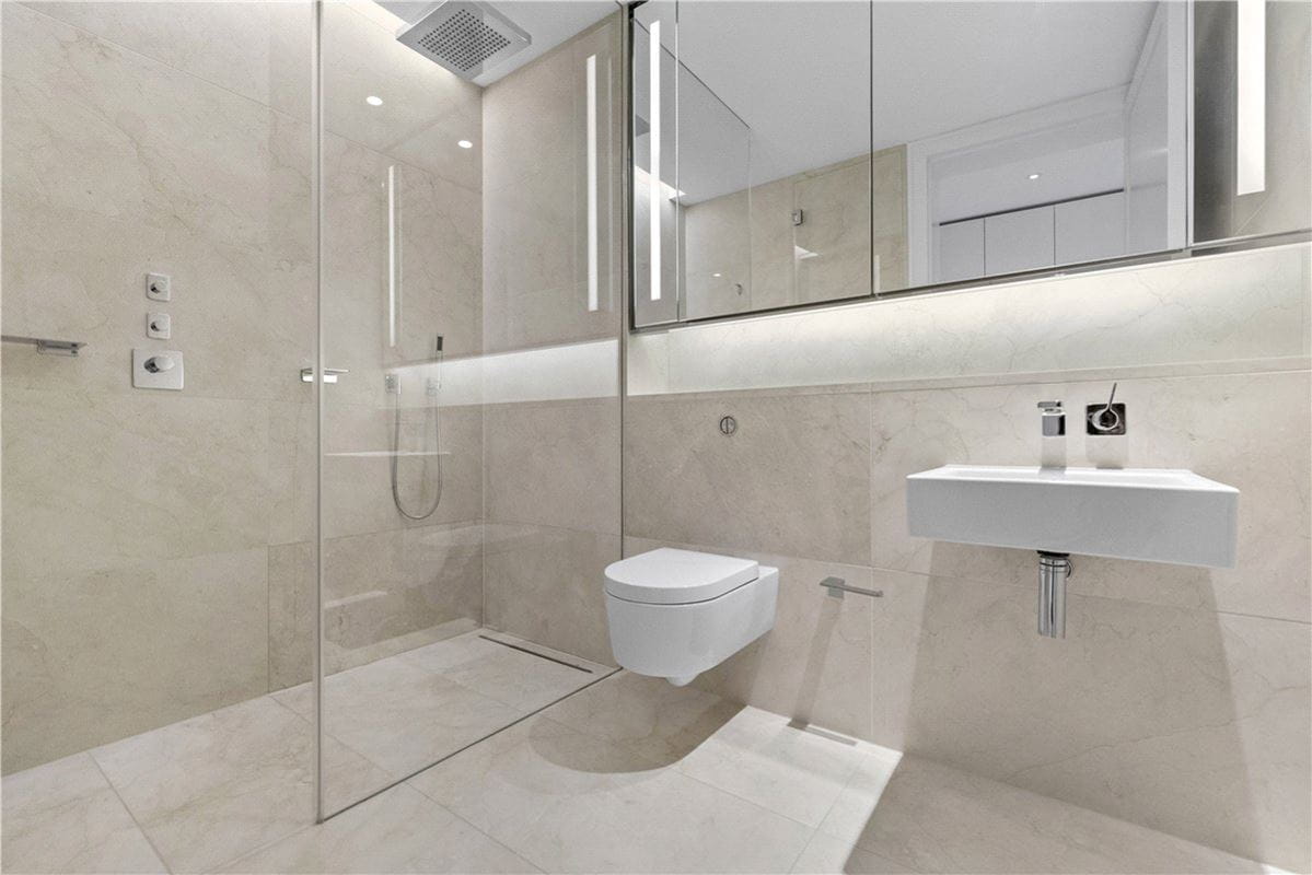 4 bedroom flat, Chelsea Manor Street, Chelsea SW3 - Available