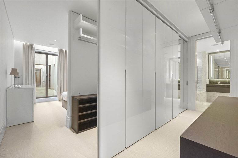 4 bedroom flat, Chelsea Manor Street, Chelsea SW3 - Available