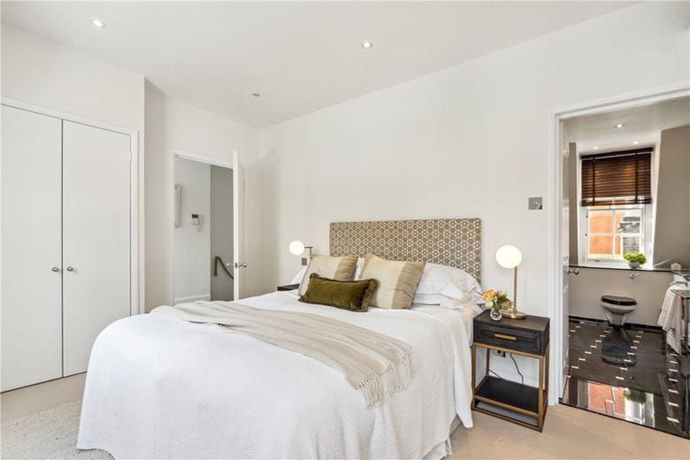 2 bedroom flat, Bruton Place, Mayfair W1J - Available