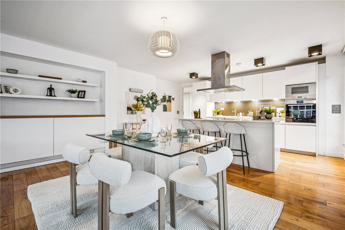 3 bedroom flat, Bolsover Street, Fitzrovia W1W - Available