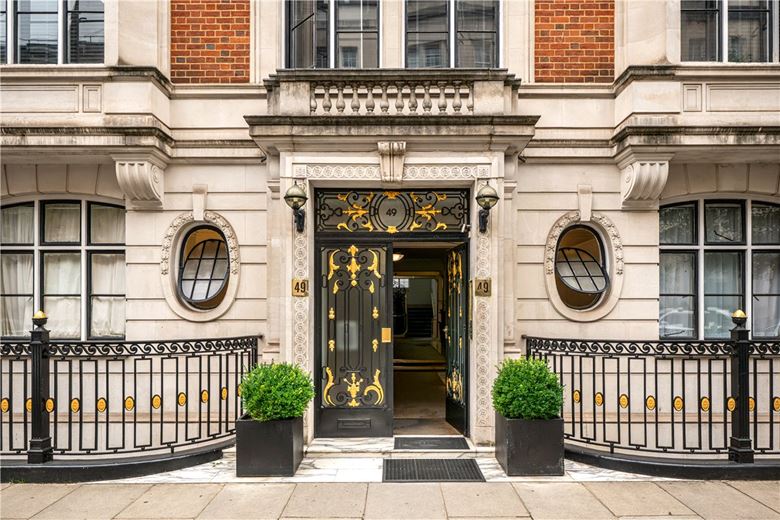 2 bedroom flat, Hallam Street, London W1W - Available