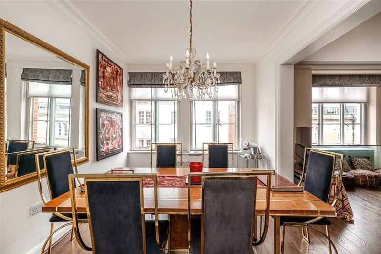 2 bedroom flat, Hallam Street, London W1W - Available