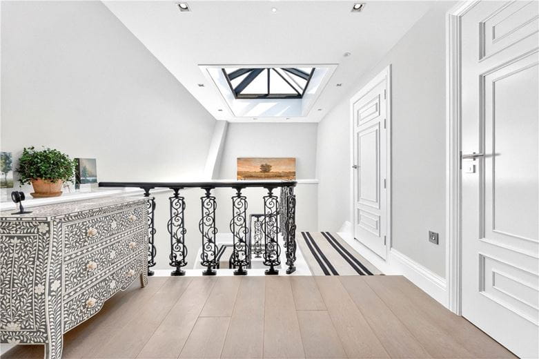 3 bedroom flat, Tavistock Street, London WC2E - Available