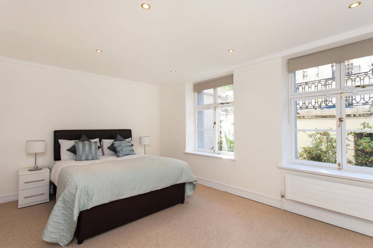 2 bedroom flat, Mansfield Street, London W1G - Available