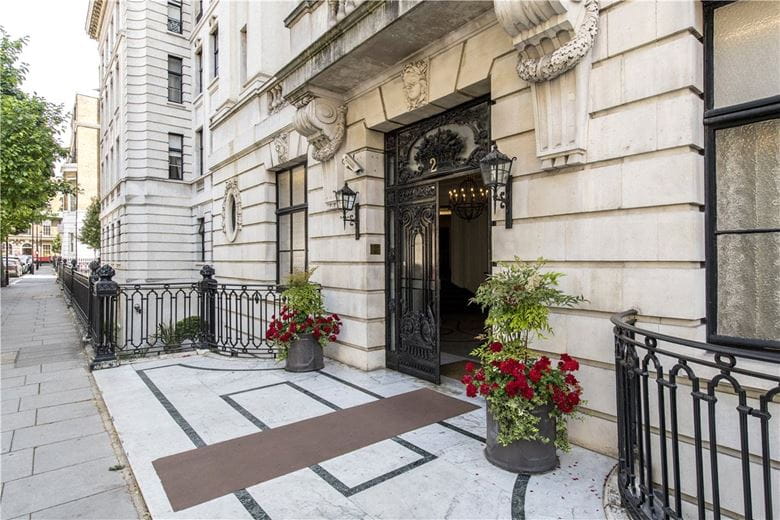 2 bedroom flat, Mansfield Street, London W1G - Available