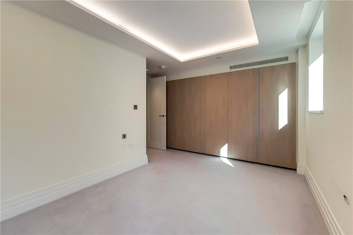 2 bedroom flat, Kensington Gardens Square, London W2 - Available