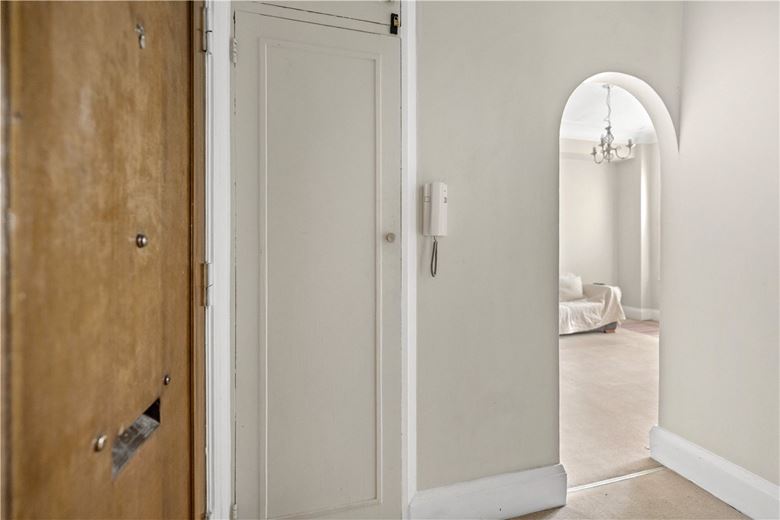 1 bedroom flat, Basildon Court, 28 Devonshire Street W1G - Available