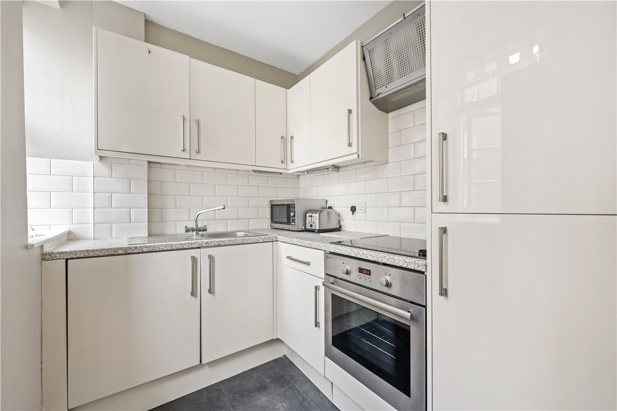 1 bedroom flat, Basildon Court, 28 Devonshire Street W1G - Available