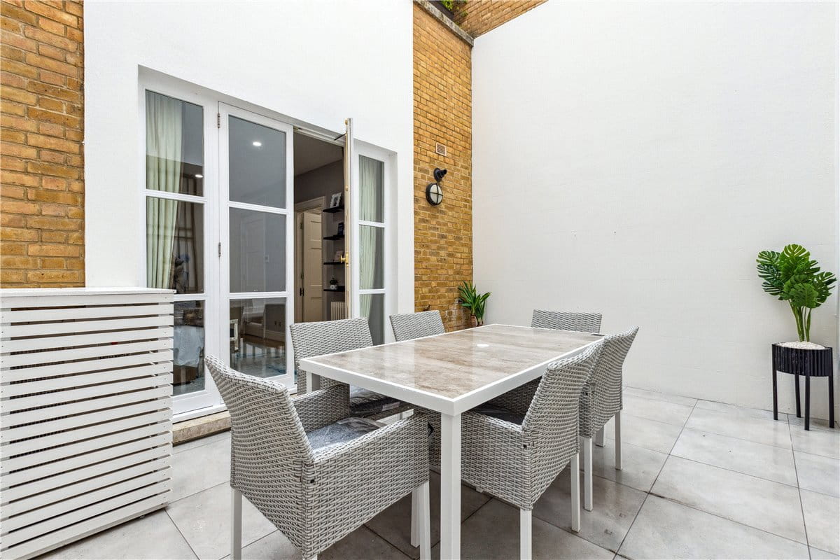 2 bedroom flat, Woods Mews, Mayfair W1K - Available