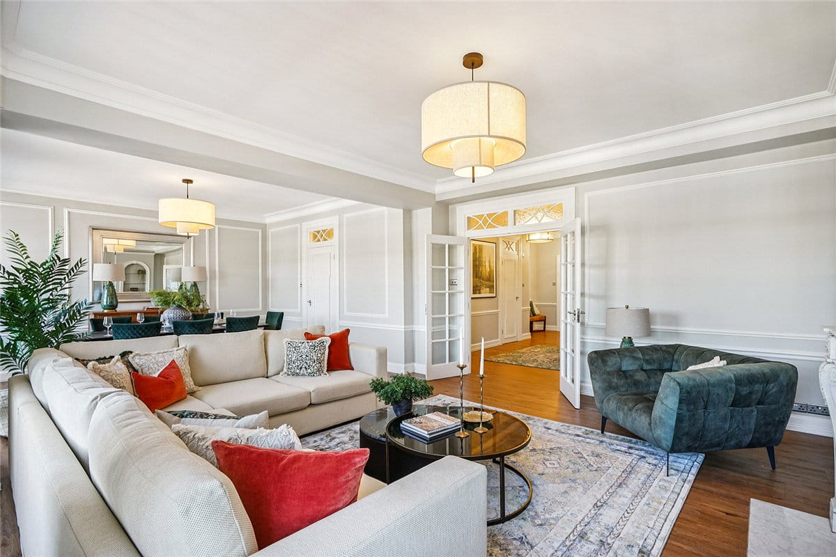 3 bedroom flat, Grosvenor Square, Mayfair W1K - Available