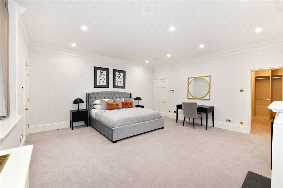2 bedroom flat, Park Street, Mayfair W1K - Available