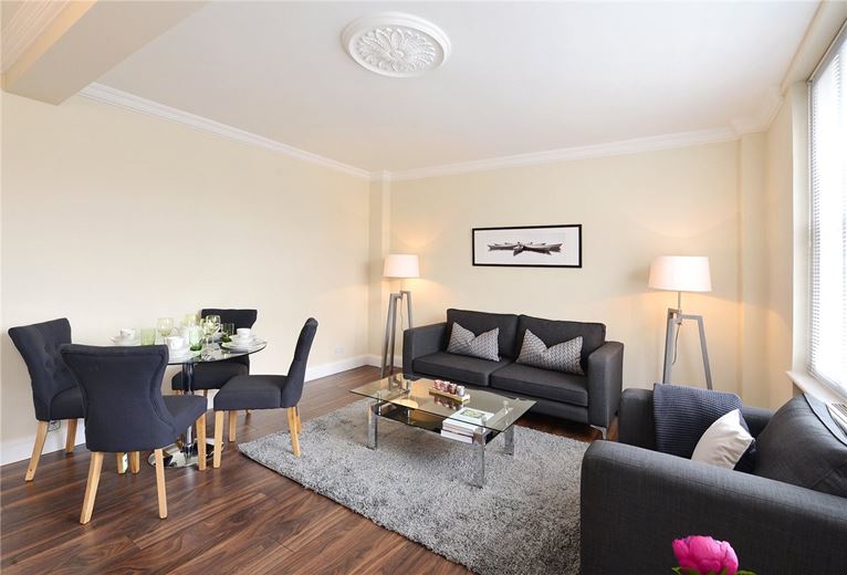 2 bedroom flat, Hill Street, Mayfair W1J - Available