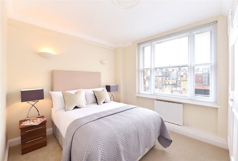 2 bedroom flat, Hill Street, Mayfair W1J - Available