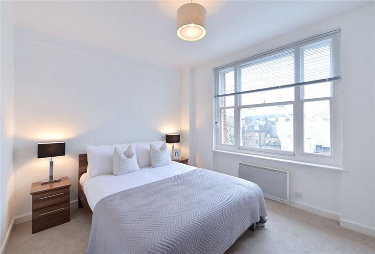 2 bedroom flat, Hill Street, Mayfair W1J - Available