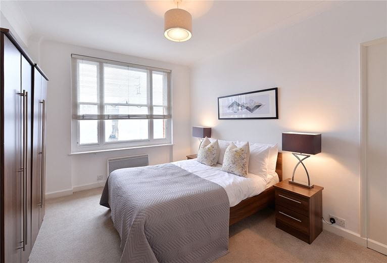 2 bedroom flat, Hill Street, Mayfair W1J - Available