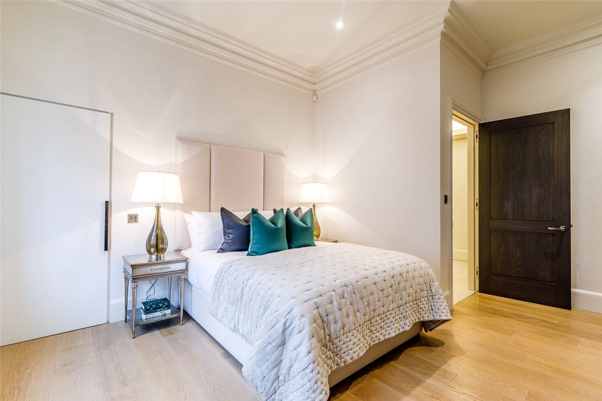 3 bedroom flat, Duke Street, Mayfair W1K - Available