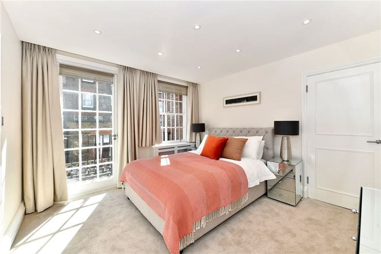 2 bedroom flat, Reeves Mews, Mayfair W1K
