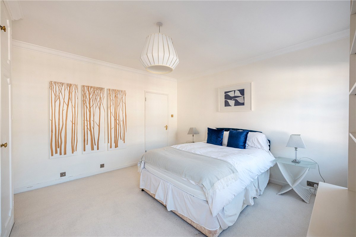 2 bedroom flat, Reeves Mews, Mayfair W1K - Available