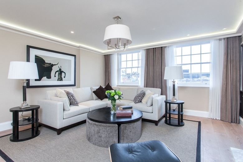 2 bedroom flat, Curzon Street, Mayfair W1J - Available