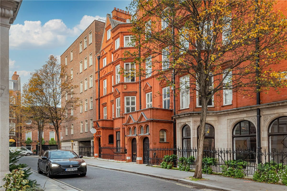 3 bedroom flat, Mount Street, Mayfair W1K - Available
