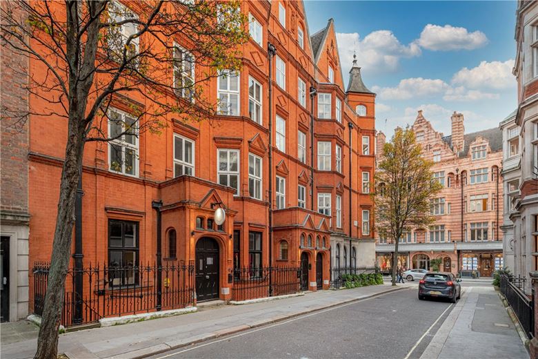 3 bedroom flat, Mount Street, Mayfair W1K - Available