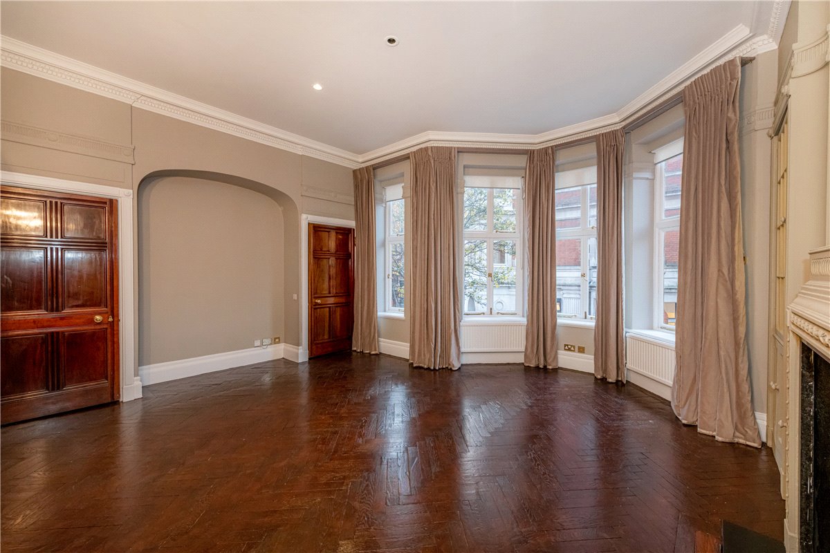 3 bedroom flat, Mount Street, Mayfair W1K - Available