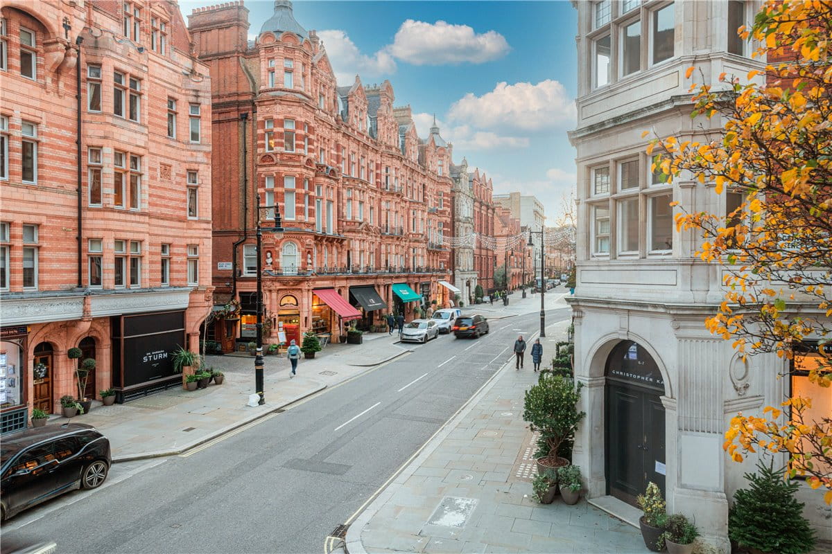 3 bedroom flat, Mount Street, Mayfair W1K - Available