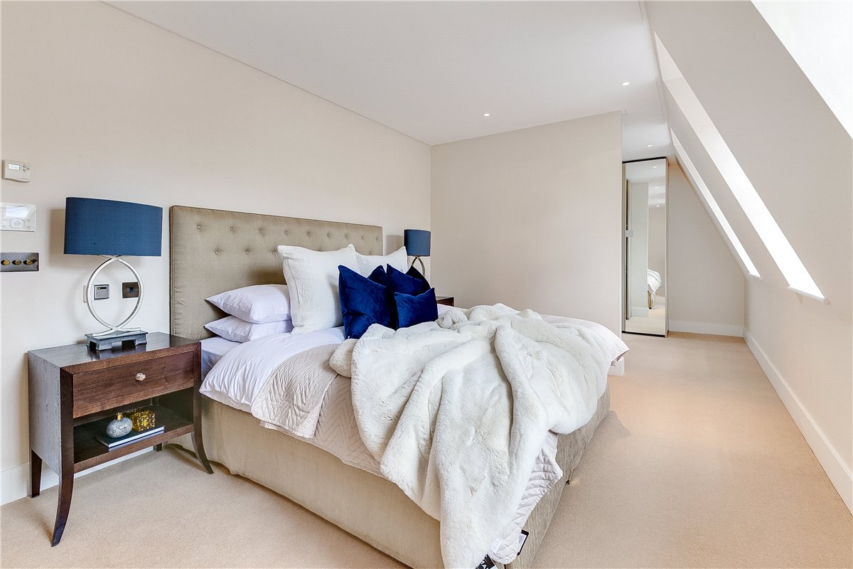 3 bedroom flat, Park Street, Mayfair W1K - Available