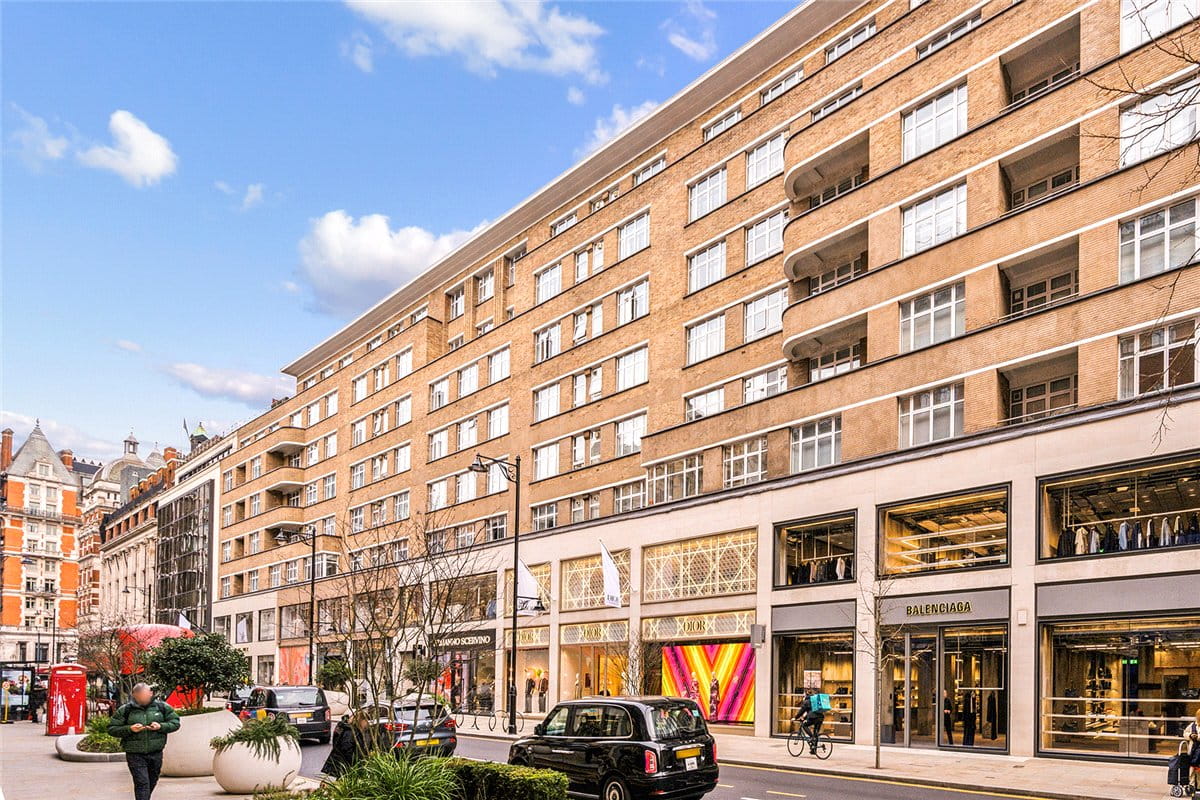 1 bedroom flat, Richmond Court, 200 Sloane Street SW1X - Available