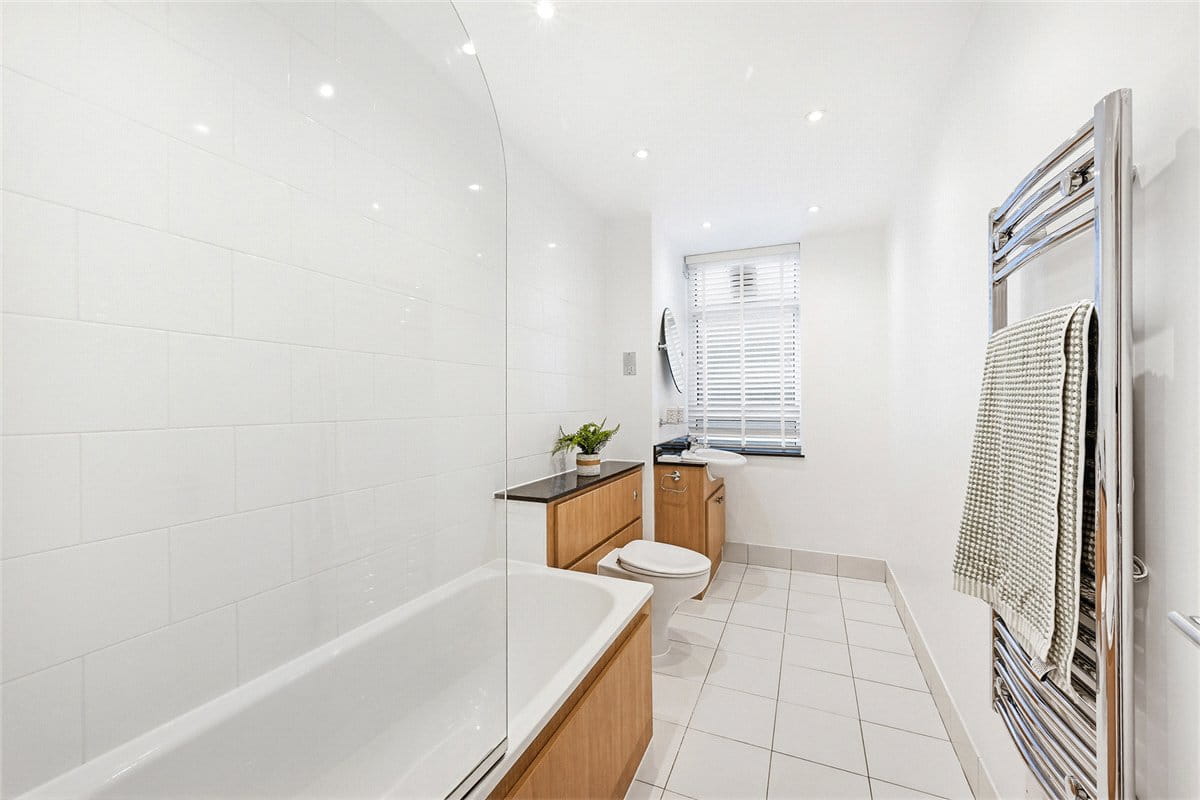 1 bedroom flat, Richmond Court, 200 Sloane Street SW1X - Available