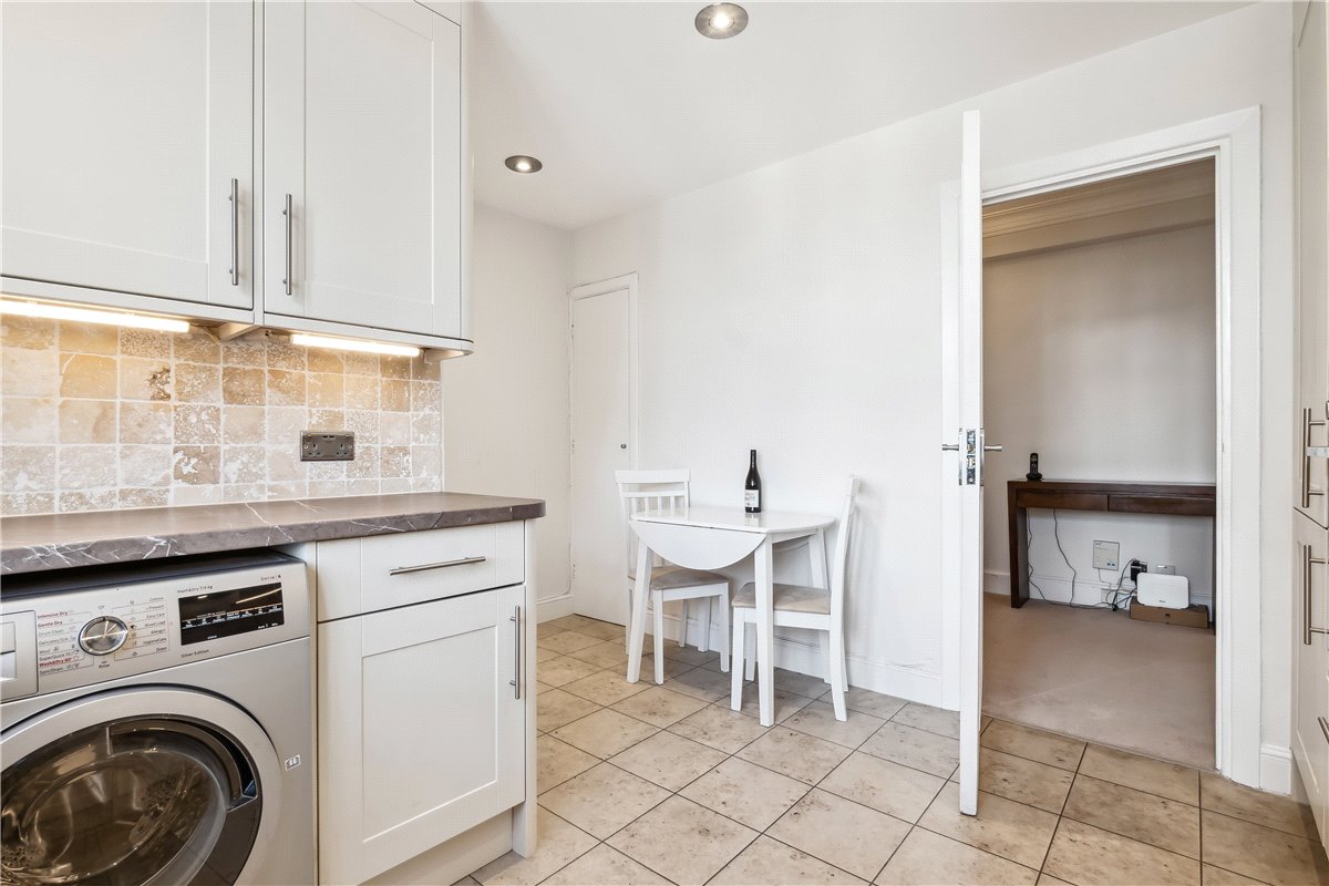 2 bedroom flat, Chesterfield Gardens, Mayfair W1J