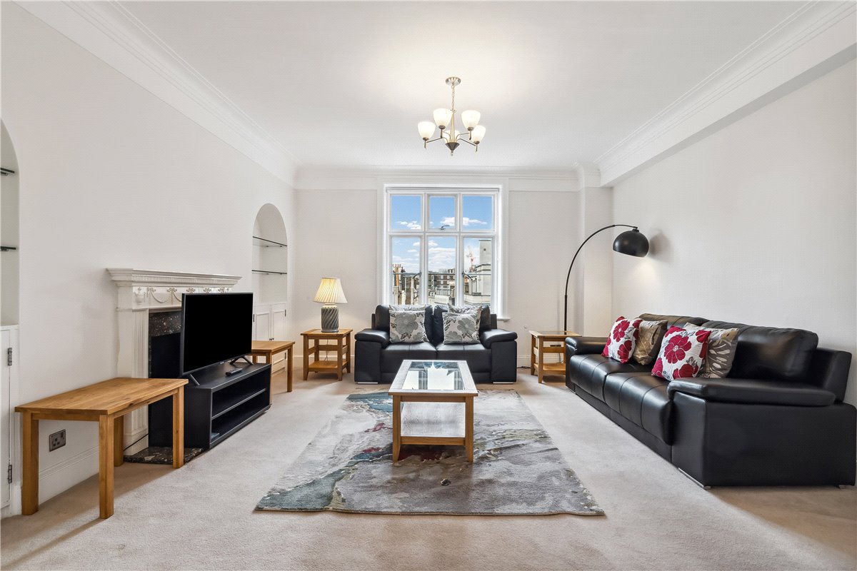 2 bedroom flat, Chesterfield Gardens, Mayfair W1J