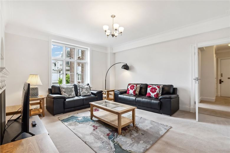 2 bedroom flat, Chesterfield Gardens, Mayfair W1J