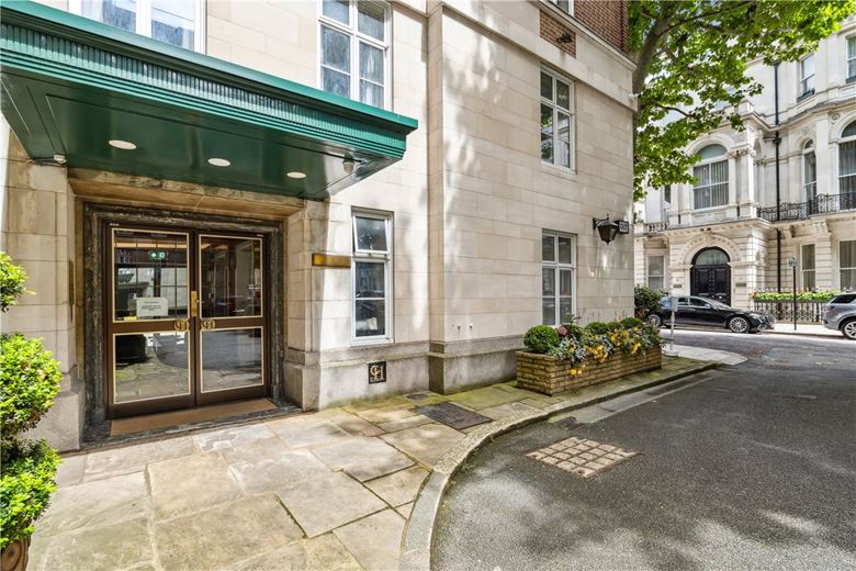 2 bedroom flat, Chesterfield Gardens, Mayfair W1J