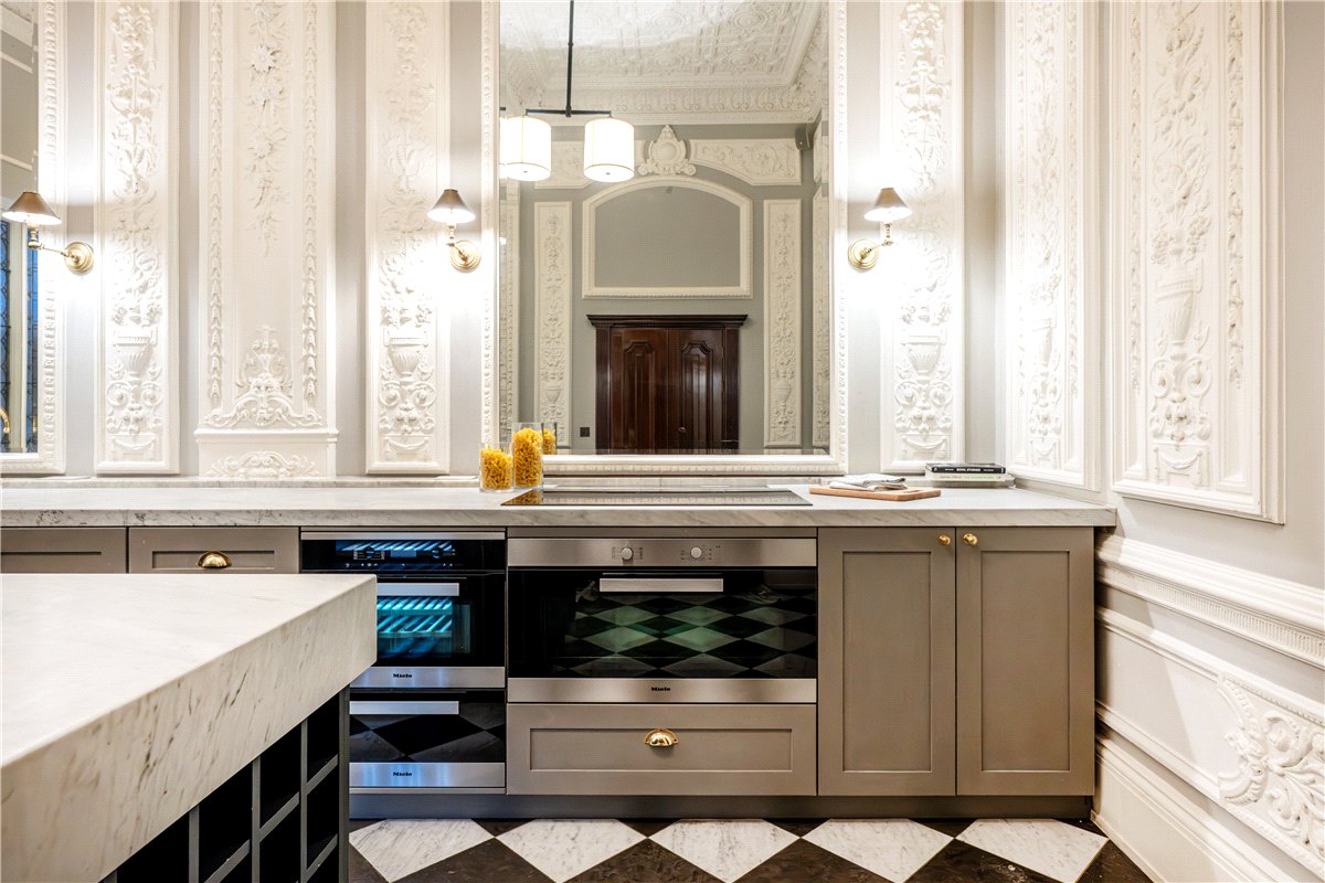 2 bedroom flat, Strand, Covent Garden WC2R - Available