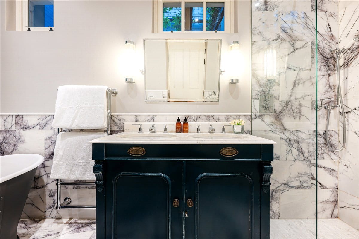 2 bedroom flat, Strand, Covent Garden WC2R - Available