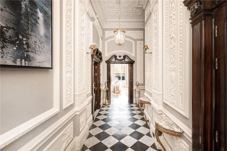 2 bedroom flat, Strand, Covent Garden WC2R - Available